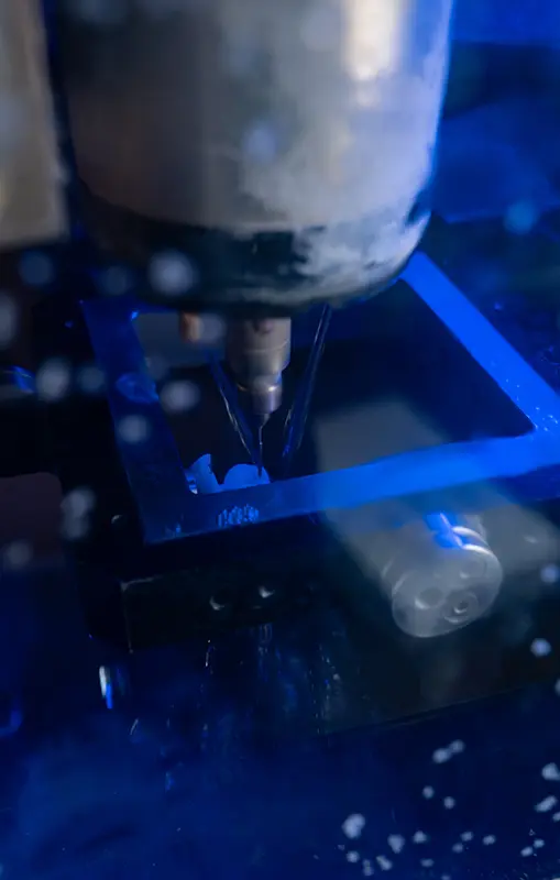 Machine d'usinage numérique CFAO en plein traitement d'une prothèse dentaire au Laboratoire 32.