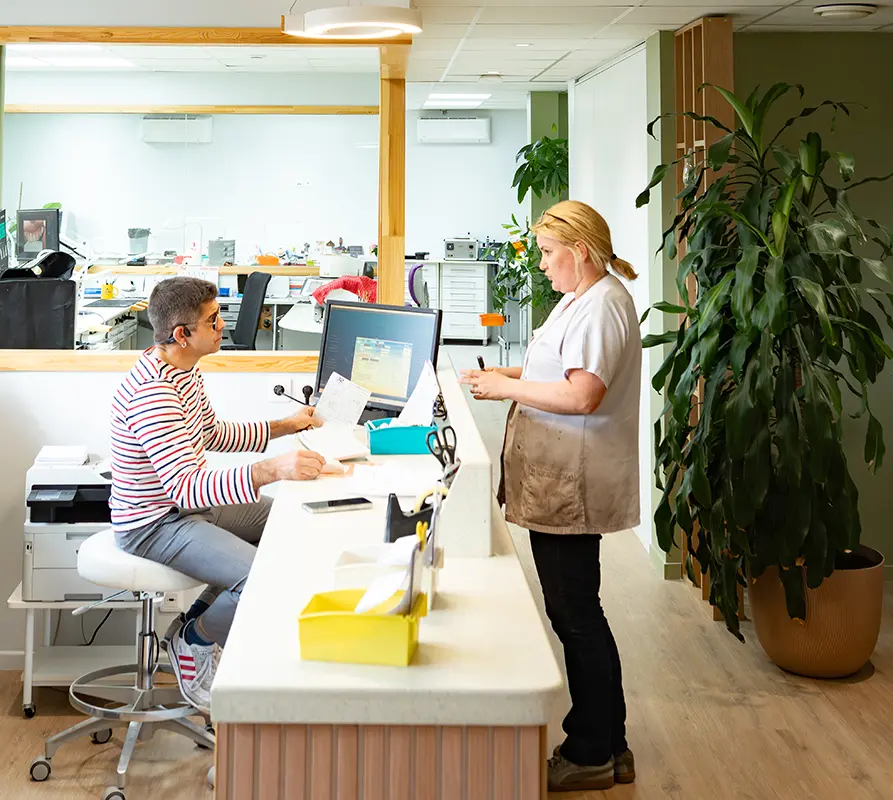 L'équipe du Laboratoire 32 à la banque d'accueil de l'atelier pour renseigner et accompagner les clients.