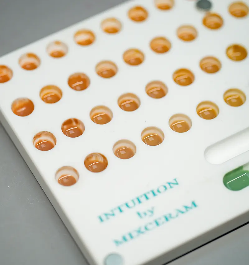 Plaque d'échantillonnage de poudres céramiques MixCeram pour la colorimétrie des prothèses au Laboratoire 32.